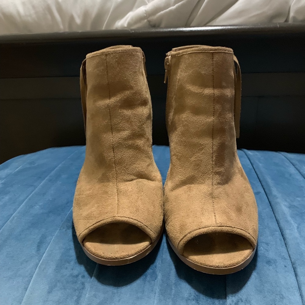 Boutique sz 9.5 fringe, tan, peep-toe heels - Picture 2 of 4